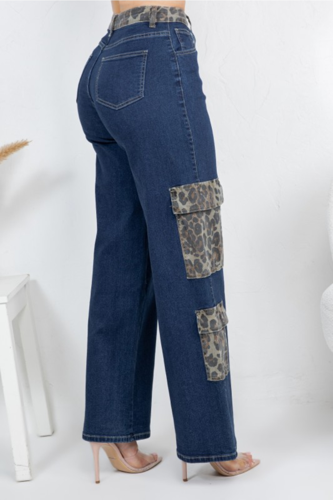 Pantalón Jean con Detalles Animal Print