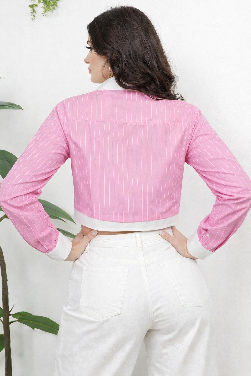 Camisa crop de rayas finas con bordado floral