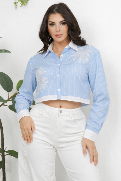 Camisa crop de rayas finas con bordado floral