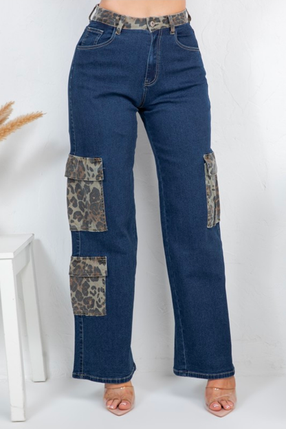 Pantalón Jean con Detalles Animal Print
