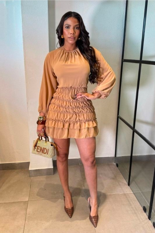 Vestido Corto Camel con Espalda Abierta y Falda Fruncida