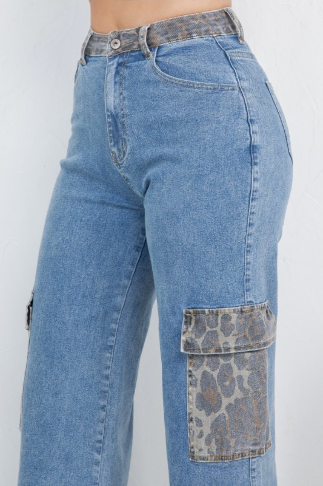 Pantalón Jean con Detalles Animal Print