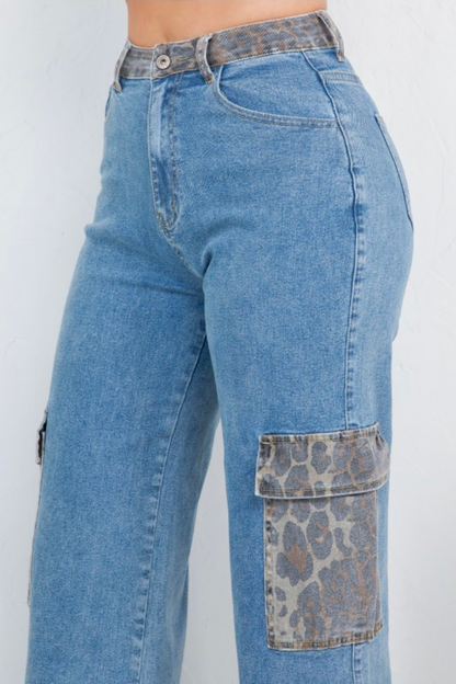 Pantalón Jean con Detalles Animal Print