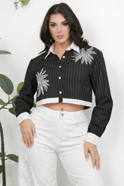 Camisa crop de rayas finas con bordado floral