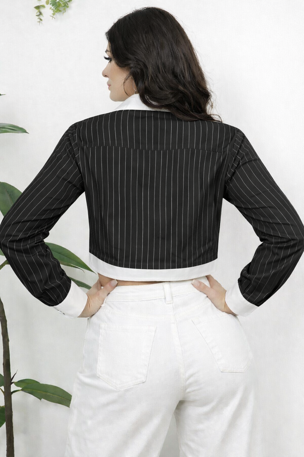 Camisa crop de rayas finas con bordado floral