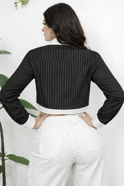 Camisa crop de rayas finas con bordado floral