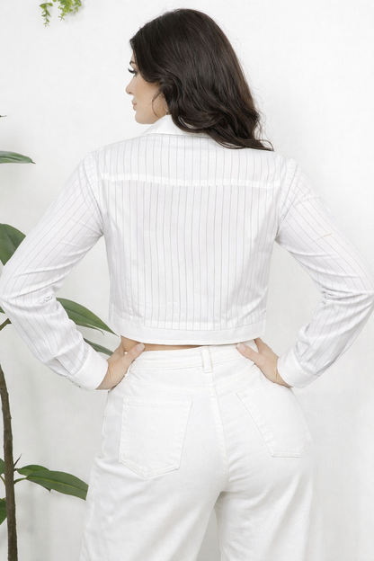 Camisa crop de rayas finas con bordado floral